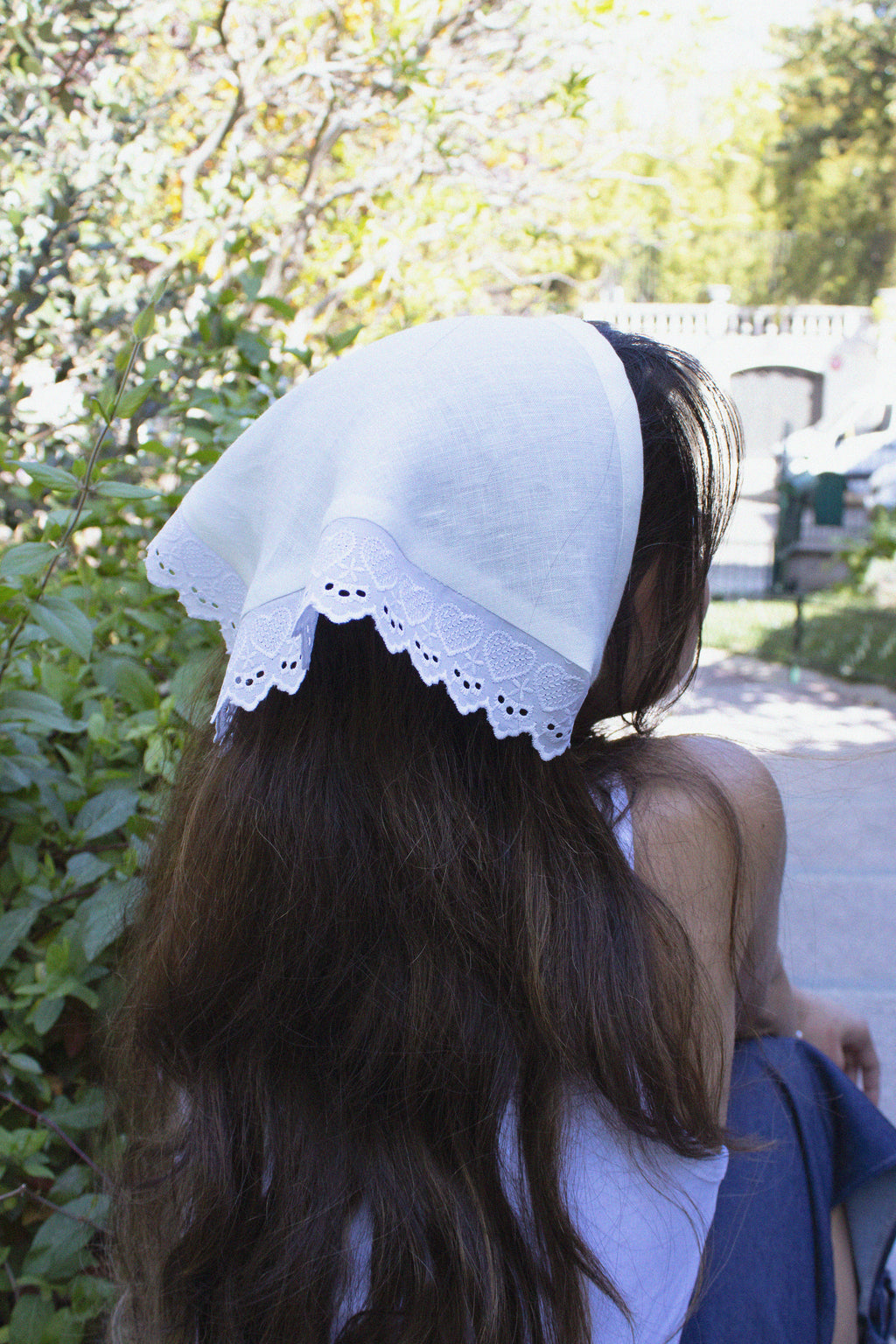 Le fichu en lin et broderies anglaises