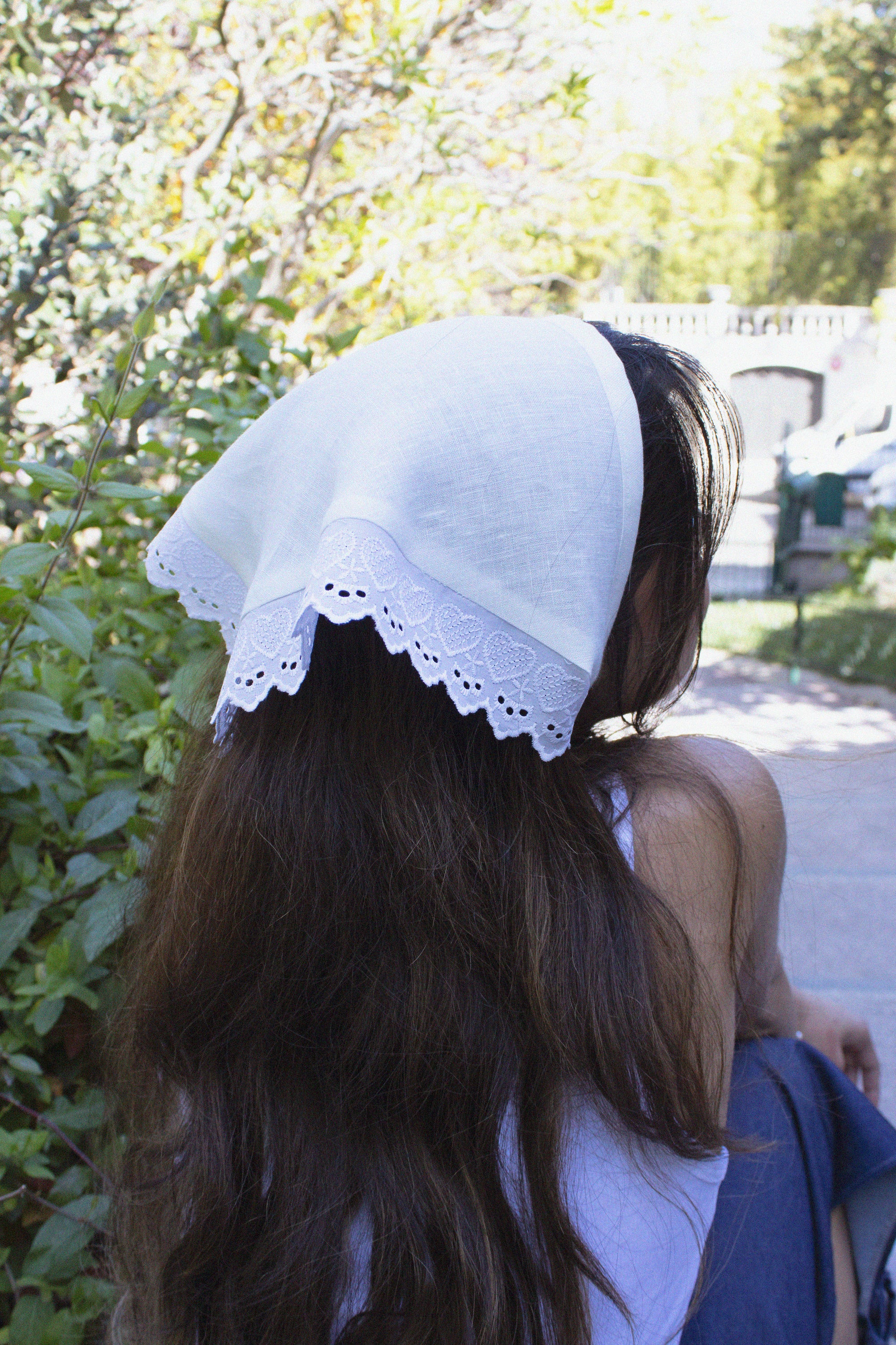 Le fichu en lin et broderies anglaises